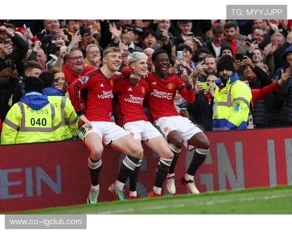 以英超巴黎风格足球服展现激情与时尚融合的新赛季魅力